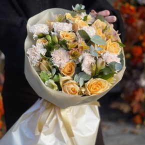 Букет "Пломбирный" из роз Аваланж, диантусов, альстромерий и эвкалипта в Апрелевке