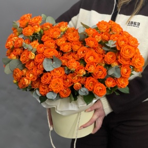 Композиция в шляпной коробке "Закат" из кустовых роз и эвкалипта в Апрелевке