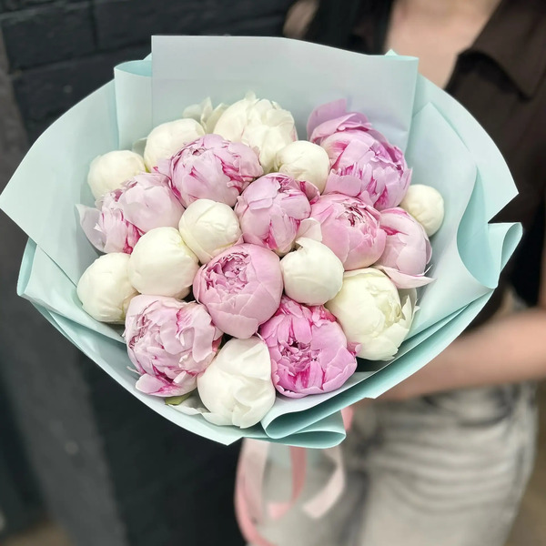Микс из 19 бело-розовых пионов в Апрелевке