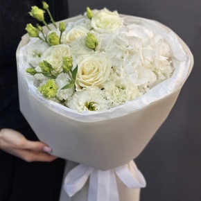 Букет "Нега" из Голландской гортензии, роз и эустом в Апрелевке