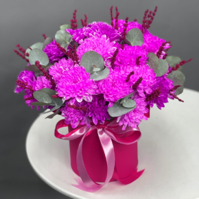 Композиция в шляпной коробке "Магия розового" из хризантем и лаванды в Апрелевке