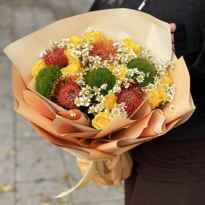 Букет "Зельда" из диантусов Lux, лимонных роз, лейко и ромашек в Апрелевке