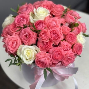 Композиция в шляпной коробке из белых и кустовых коралловых роз в Апрелевке