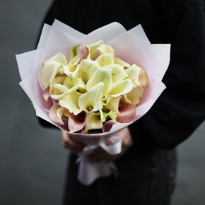 Букет из 25 калл нежный микс в Апрелевке