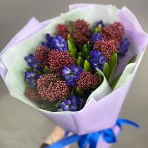 Букет "Твой яркий день" из гиацинтов и скиммии в Апрелевке