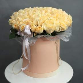 Композиция в шляпной коробке из 101 кремовой розы в Апрелевке