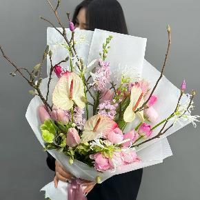 Авторский букет с антуриумами, ранункулюсами и цветущими ветками магнолии в Апрелевке