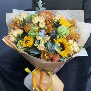 Букет "Сочиняй мечты" из подсолнухов, лейко, вибирнума, орхидей, калл, кустовых роз и талинума в Апрелевке