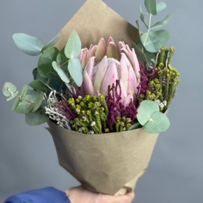 Букет "Капс" из протей и эвкалипта в Апрелевке