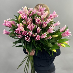 Букет из 17 розовых лилий в Апрелевке