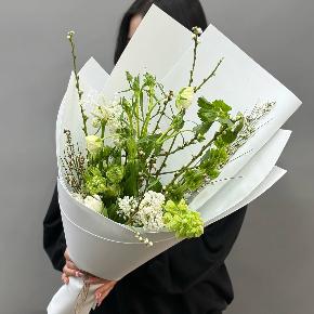Белый букет с сиренью, ранункулюсами и тюльпанами в Апрелевке