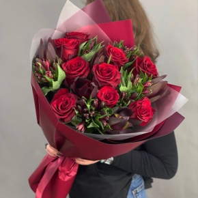 Букет "Татьяна" из красных роз Эквадор, альстромерии и сафари в Апрелевке