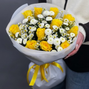 Букет "Синди" из лимонных роз, ромашек и хризантем сантини в Апрелевке