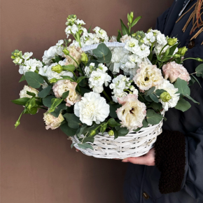 Композиция в корзине "Фея" из маттиол, диантусов, эустом и эвкалипта в Апрелевке