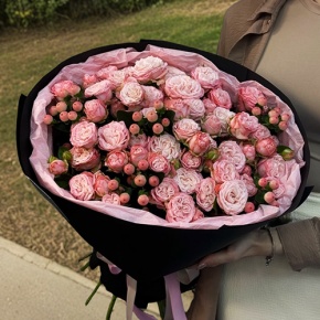 Букет из кустовых роз Бомбастик и гиперикума (50 см) в Апрелевке