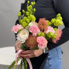 Букет "Фантастический" из ранункулюсов, лейко, эустом и диантусов в Апрелевке