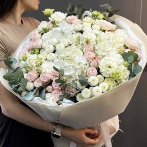 Букет "Пастелла" из кустовых пионовидных роз, Голландской Гортензии, эустомы, хризантемы Ньютон и эвкалипта в Апрелевке