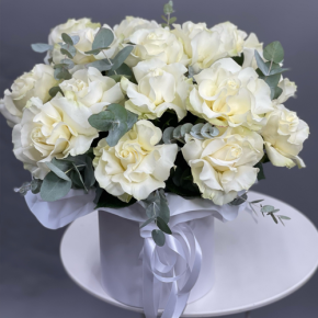 Композиция в шляпной коробке из роз Эквадор Мондиаль в Апрелевке