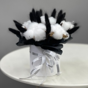 Композиция в шляпной коробке мини "Чикатуха" из хлопка и лагуруса в Апрелевке