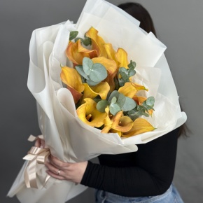 Букет из 17 оранжевых калл с эвкалиптом в Апрелевке