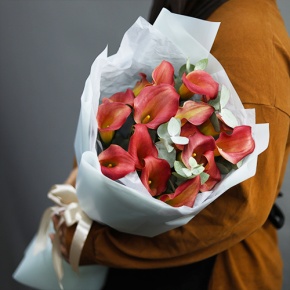 Букет из 17 нежных калл с эвкалиптом в Апрелевке