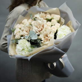 Букет "Вайб" из роз Эквадор Квиксенд, гортензии и кустовых роз в Апрелевке