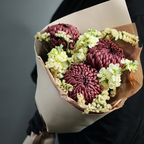 Букет "Корица" из хризантем Бигоуди, статицы и маттиол в Апрелевке