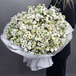 Букет "Эдем" из хризантем, маттиол и ромашек в Апрелевке