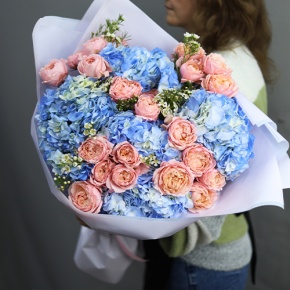 Букет "Тону в твоих глазах" из кустовых пионовидных роз Джульетта, хамелациума и гортензий в Апрелевке