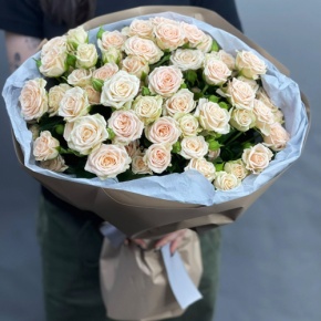 Нежный букет из 17 кремовых кустовых роз (60 см) в Апрелевке