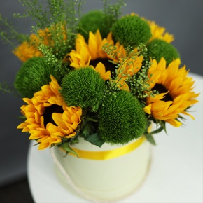 Композиция в шляпной коробке из подсолнухов и диантусов люкс в Апрелевке