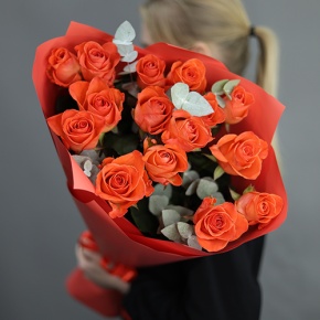 Букет из 15 морковных роз с эвкалиптом (70 см) в Апрелевке