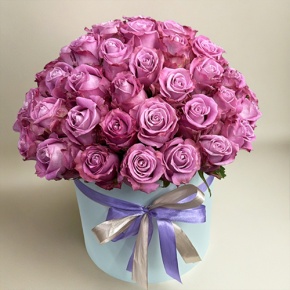 Композиция в шляпной коробке из 51 розы Меритим в Апрелевке