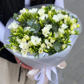 Букет из 51 белой фрезии в Апрелевке