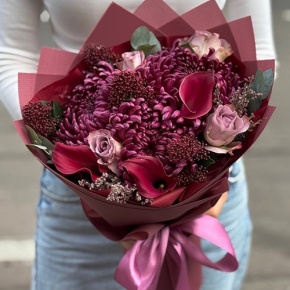 Букет "Импульс" из скиммии, калл, роз и хризантем Бигоуди в Апрелевке