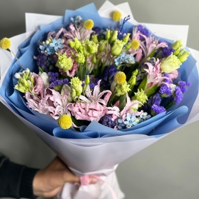 Букет "Загадка вечности" из гиацинтов, нерине, тюльпанов и оксипеталума в Апрелевке