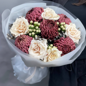 Букет "Всё что тебе касается" из хризантем Бигоуди, роз Эквадор Квиксенд и гиперикума в Апрелевке