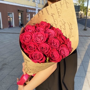 Букет из 15 роз Шангрила в крафте (60 см) в Апрелевке
