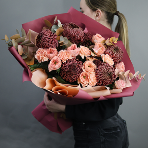 Букет "Осенний блюз" из хризантем Бигоуди, диантусов, скиммии и роз Риджентс парк  в Апрелевке