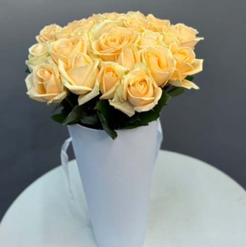 25 кремовых роз в конусе в Апрелевке