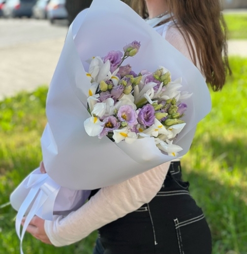 Букет "Вива ла дива" из эустом и ирисов в Апрелевке