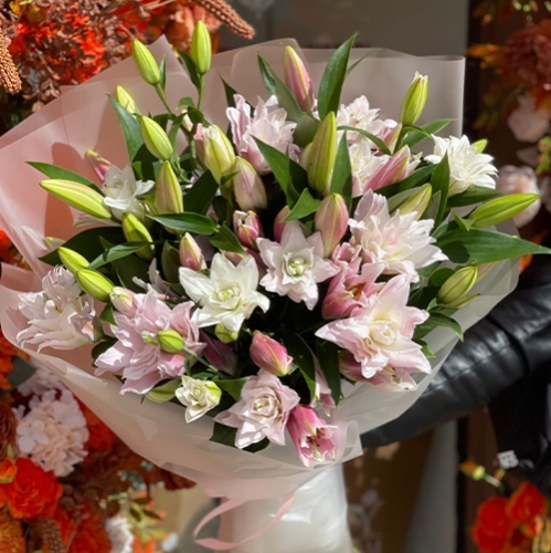 Букет из 11 ароматных пионовидных лилий в Апрелевке
