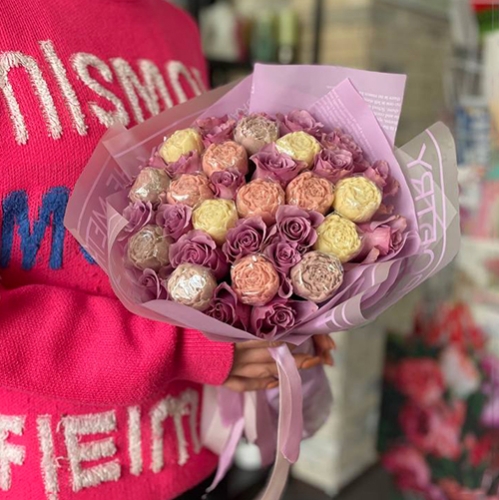 Букет из роз и шоколадных пионов в Апрелевке