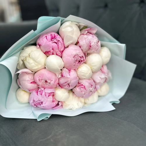 Микс из 19 бело-розовых пионов в Апрелевке