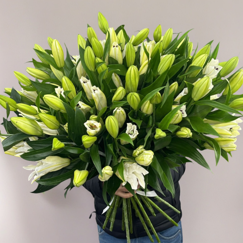 Объемный букет из 27 ароматных белых лилий в Апрелевке