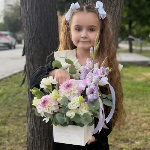 Композиция с георгинами на 1 сентября в белом ящике в Апрелевке