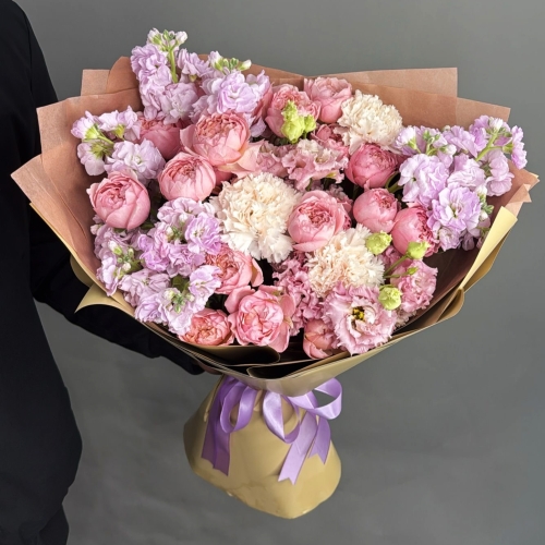 Букет "Амели" из ароматных маттиол, пионовидных кустовых роз Джульетта  эустом и диантусов в Апрелевке