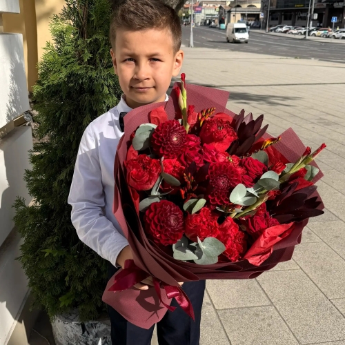 Букет с георгинами, розами и леукадендроном в Апрелевке