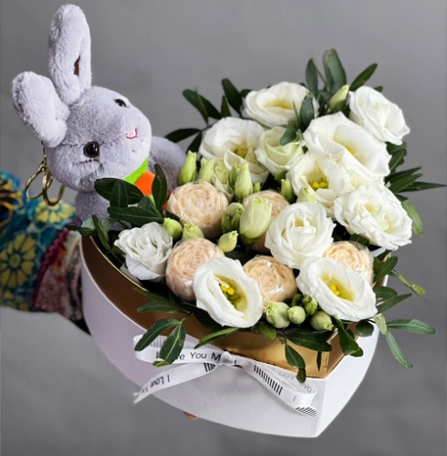 Композиция в коробке сердца из шоколадных пионов и эустом в Апрелевке