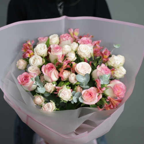 Букет "Розовый фламинго" из роз, альстромерии и эвкалипта в Апрелевке